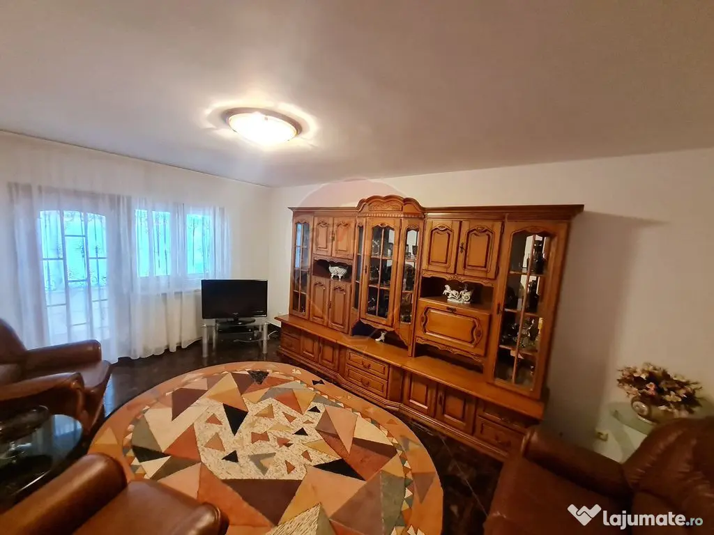 Apartament de inchiriat cu 4 camere,etajul 1