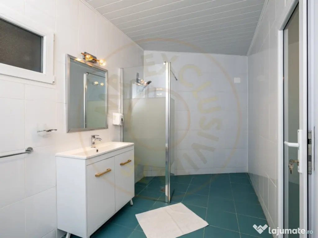 Motel, camping, piscina si lacuri de pescuit pe un teren de 