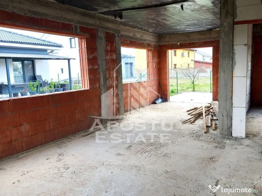 Vila, la rosu, de vanzare, in Sofronea, jud. Arad.