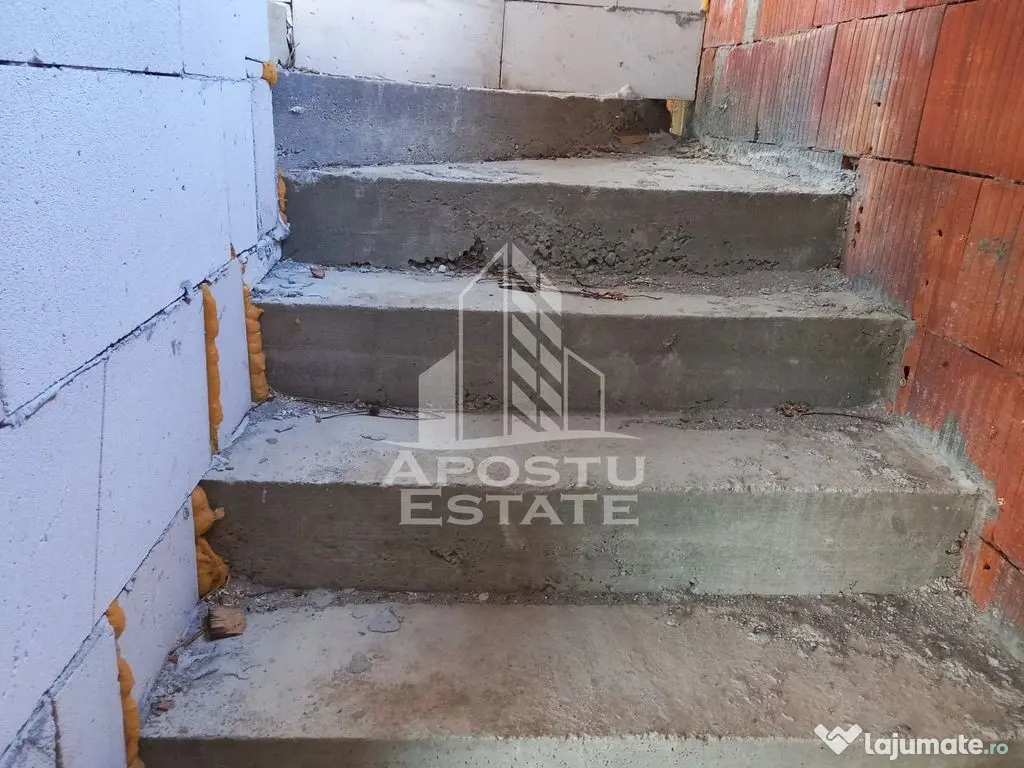 Vila, la rosu, de vanzare, in Sofronea, jud. Arad.