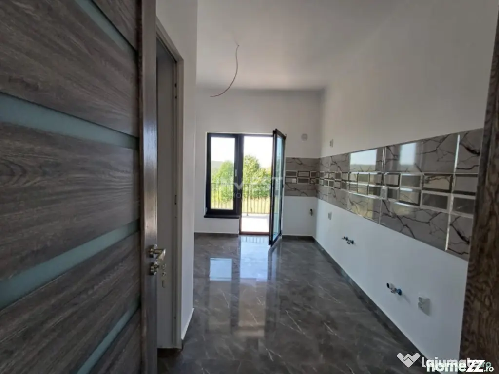 Casă cu 4 camere, 2 băi, beci spațios și 400 mp teren