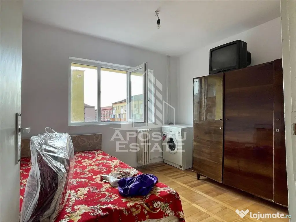 Apartament trei camere decomandat etaj intermediar 