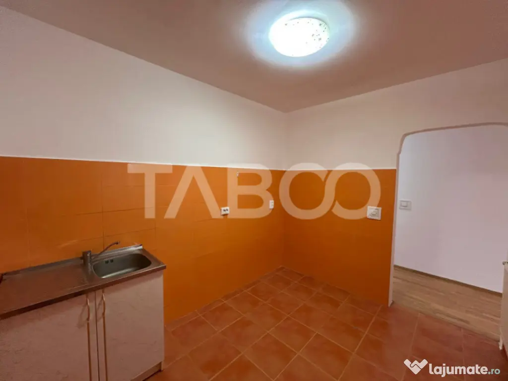 Garsoniera de vanzare etaj intermediar 45 mpu balcon Sibiu 