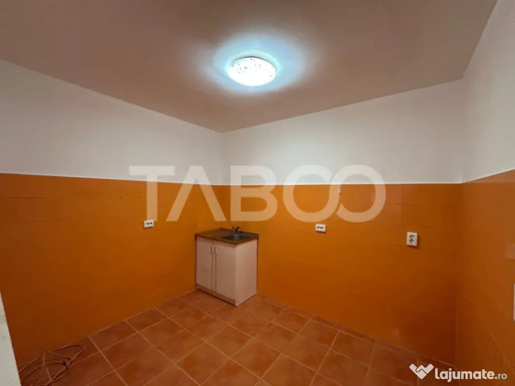 Garsoniera de vanzare etaj intermediar 45 mpu balcon Sibiu 