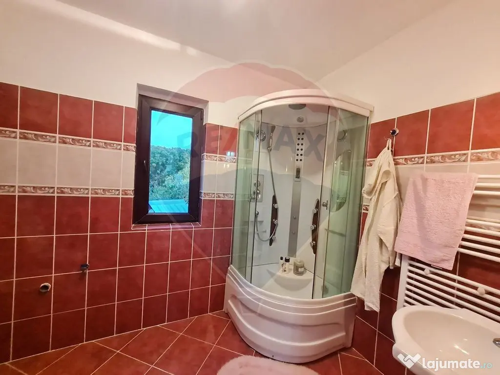 Casă cu 6 camere de vânzare in zona de munte