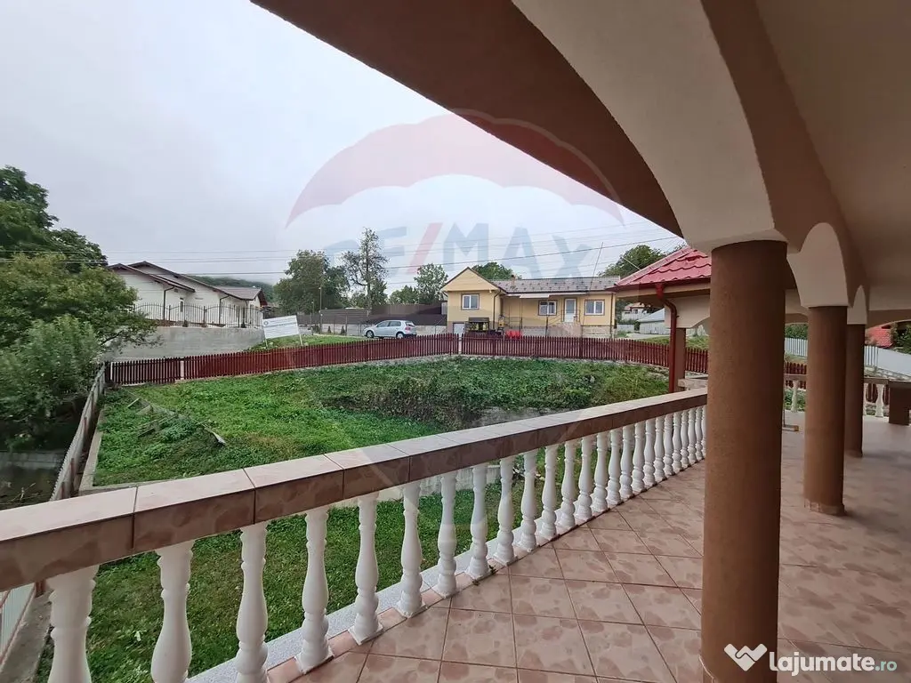 Casă cu 6 camere de vânzare in zona de munte