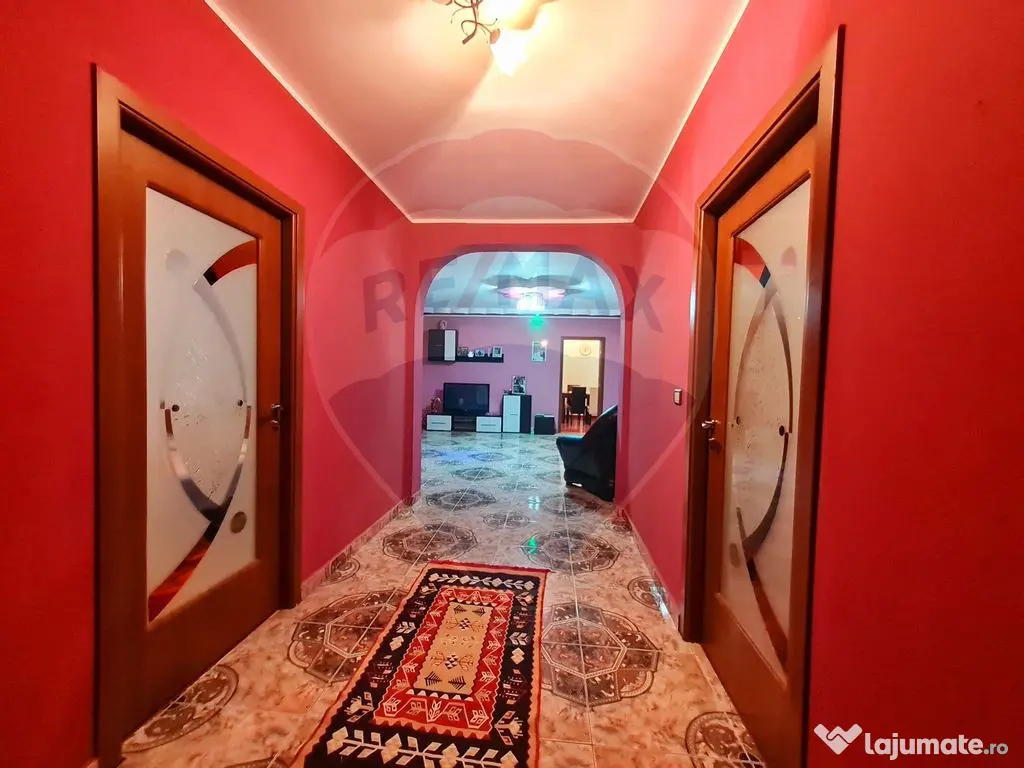 Casă cu 6 camere de vânzare in zona de munte