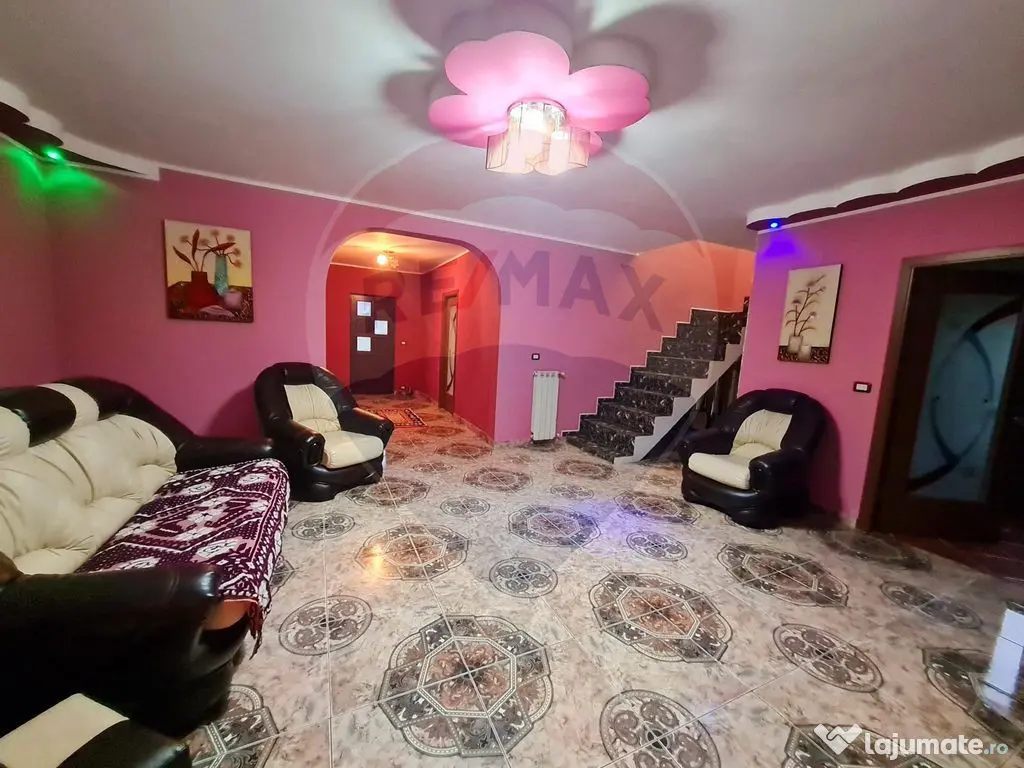 Casă cu 6 camere de vânzare in zona de munte