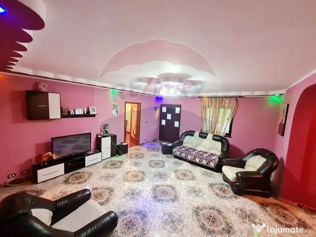 Casă cu 6 camere de vânzare in zona de munte