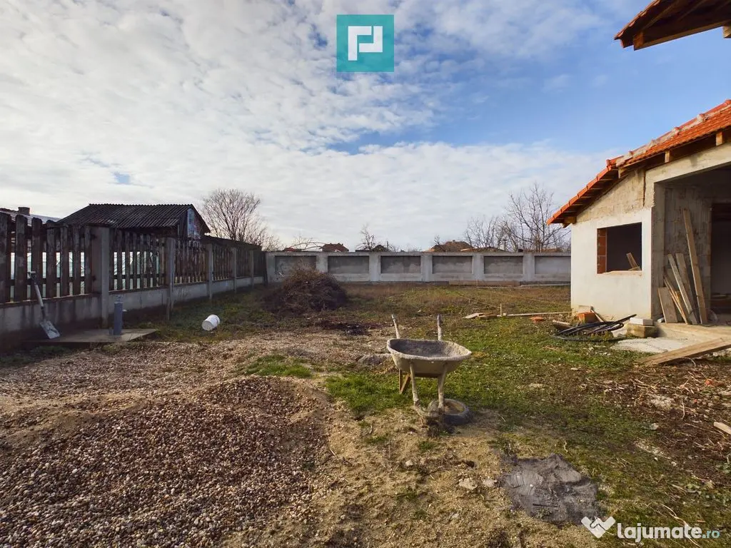 Casă cu 4 camere + anexe în Șofronea