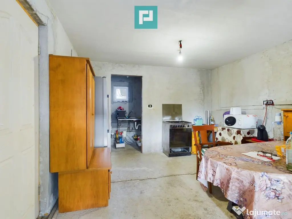 Casă cu 4 camere + anexe în Șofronea