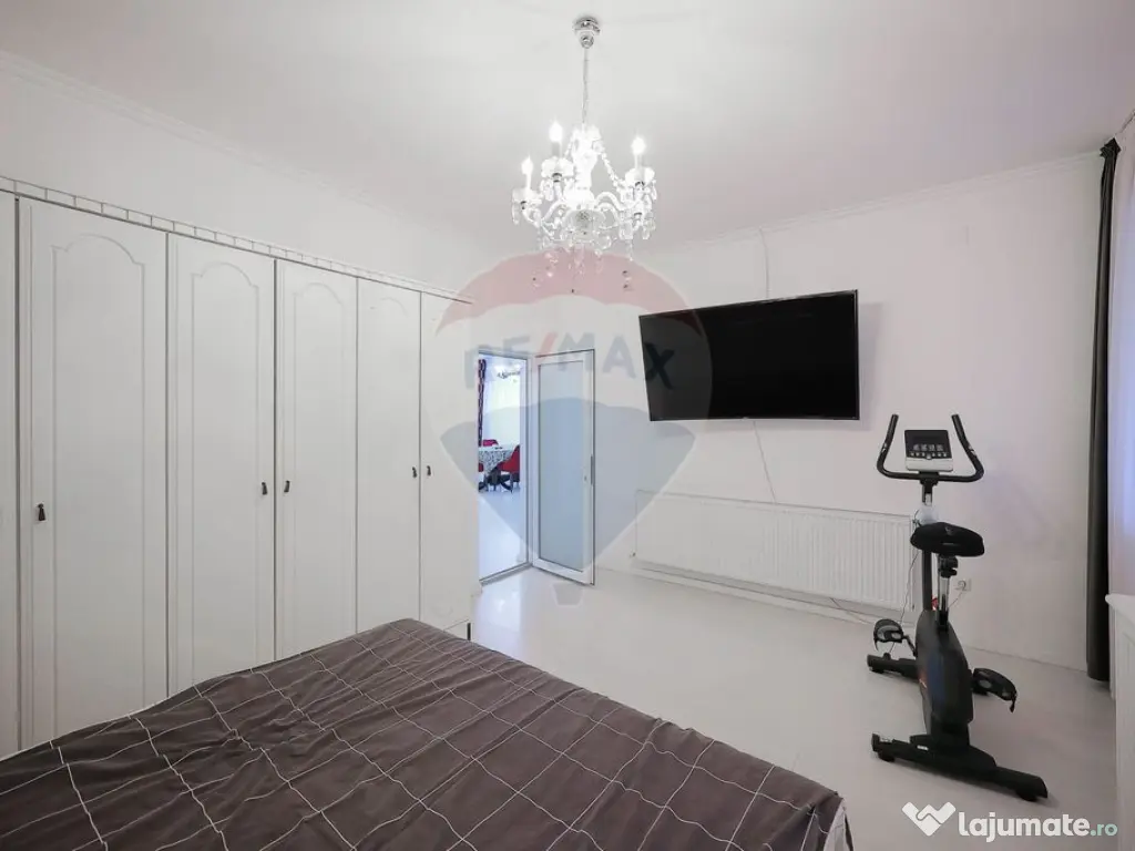 Casǎ cu piscinǎ și garaj de vânzare în Sânmartin, B... 