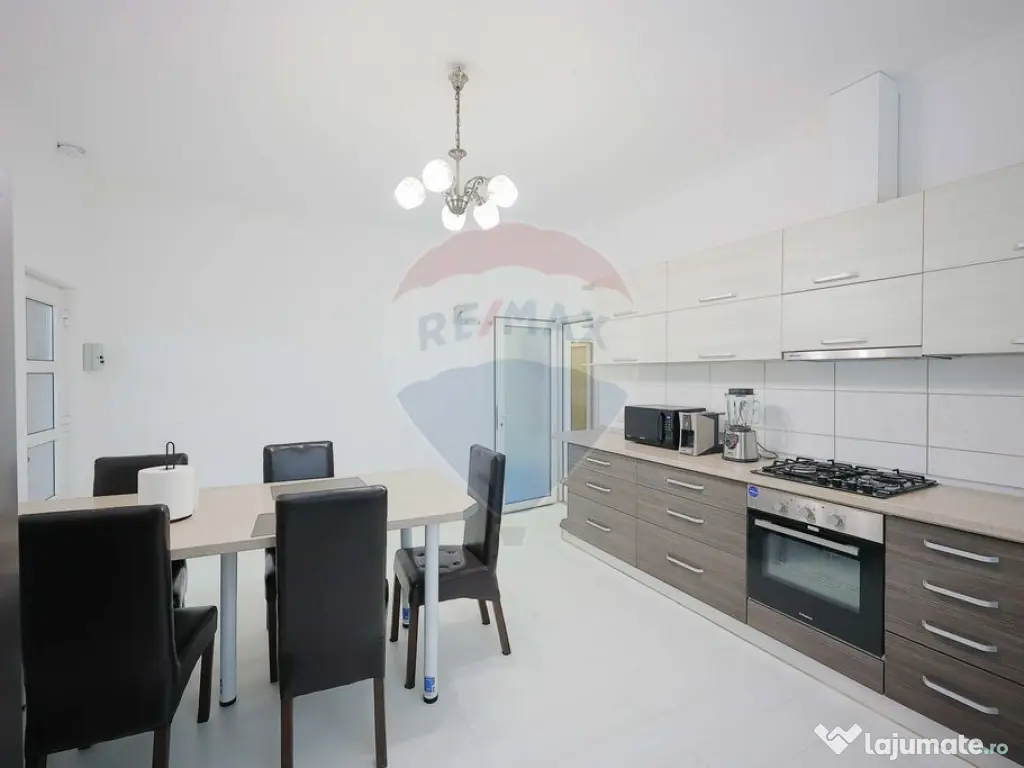 Casǎ cu piscinǎ și garaj de vânzare în Sânmartin, B... 