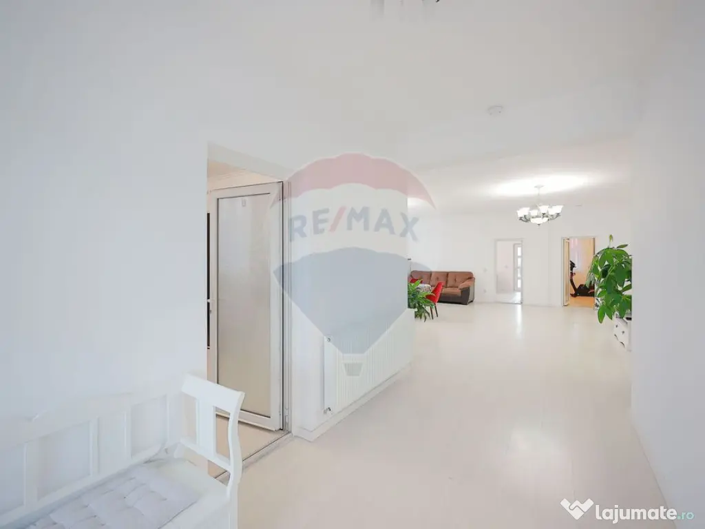 Casǎ cu piscinǎ și garaj de vânzare în Sânmartin, B... 