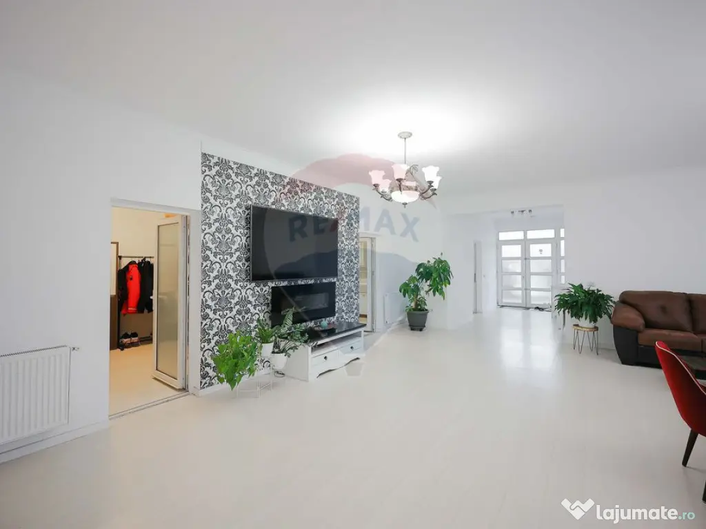 Casǎ cu piscinǎ și garaj de vânzare în Sânmartin, B... 