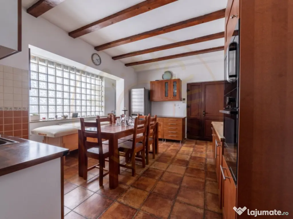 Casa P+3E+M cu spatiu comercial - ultracentral Pitesti 