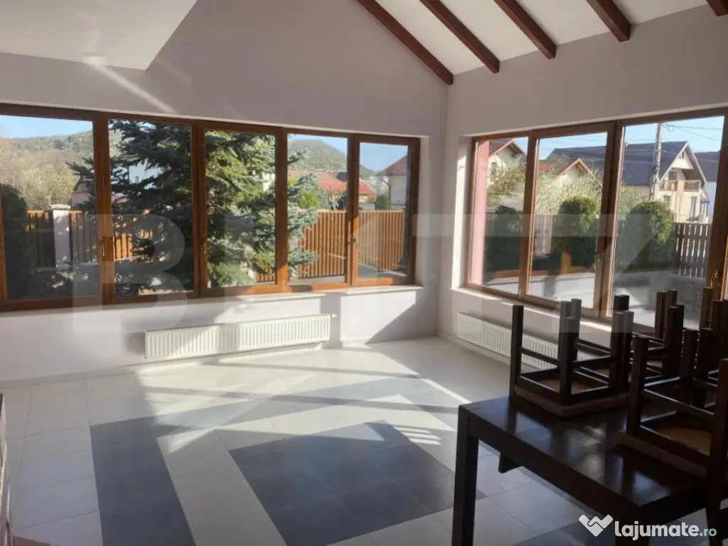 Casa de vanzare, cu 5 camere, 220 mp, zona Unirea 