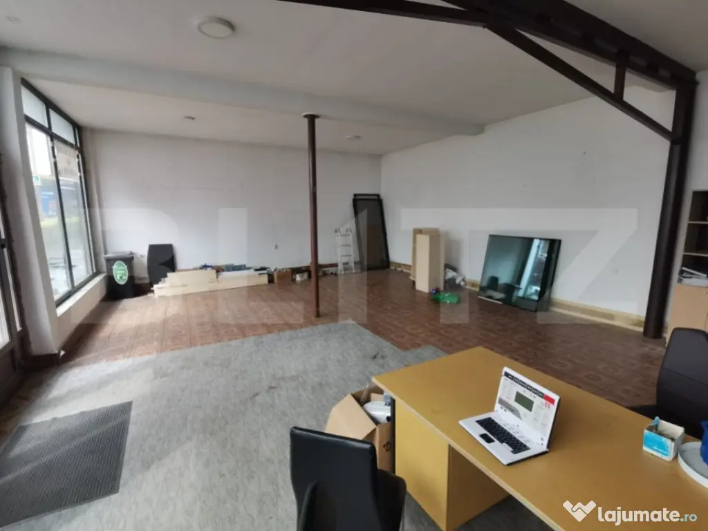 Spatiu birou/comercial, 70 mp, vitrina, 3 parcari, zona Damb