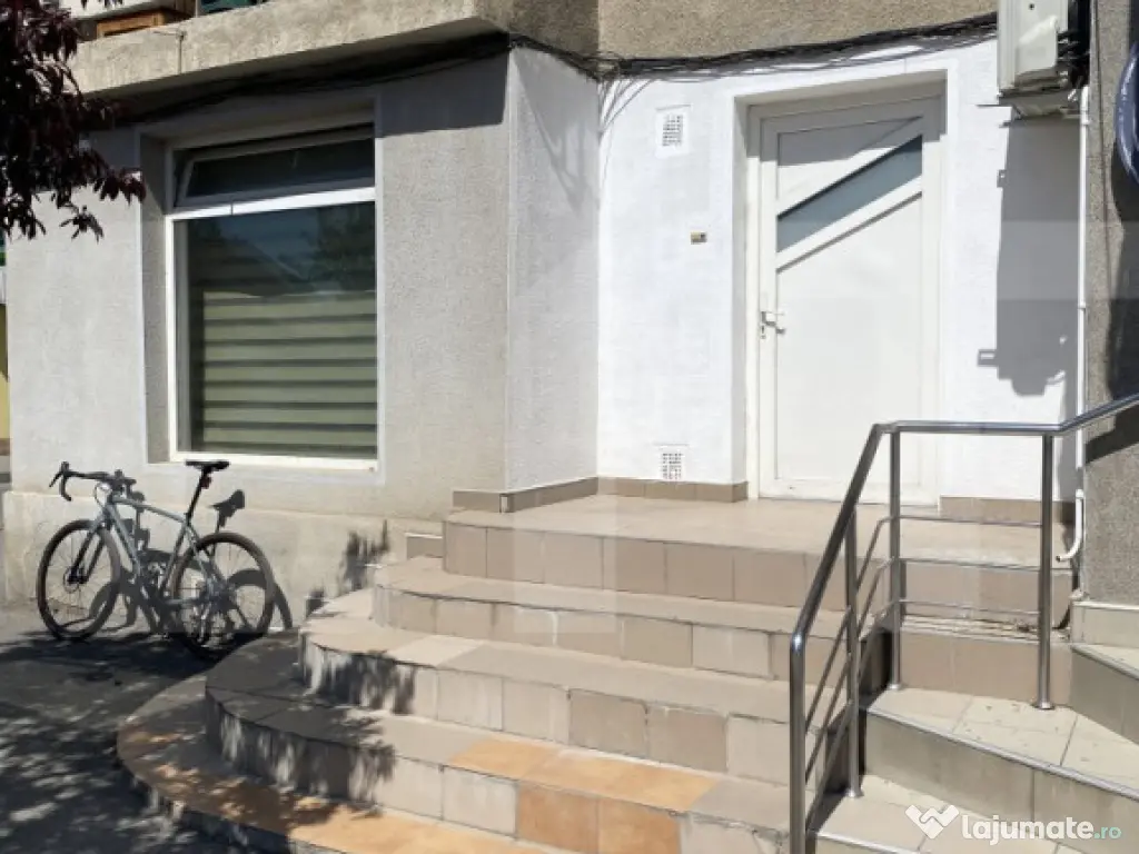 Apartament de vanzare, cu 3 camere, zona centrala