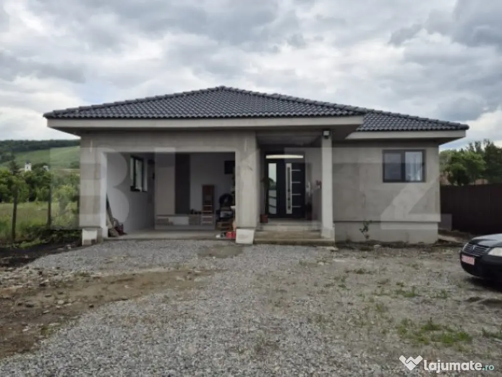 Casa noua cu 4 camere de vanzare in Ernei, 14 ari teren!