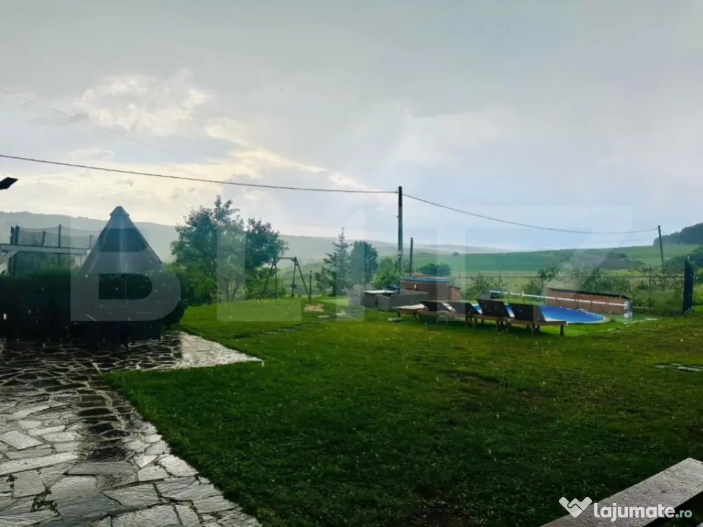 Casa de vanzare cu piscina