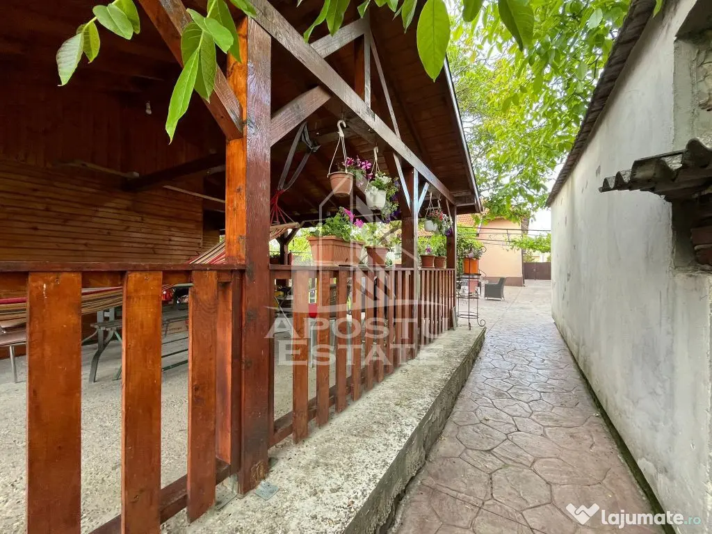 Casa individuala,3 camere, 2 bai, acces auto, garaj,teren...