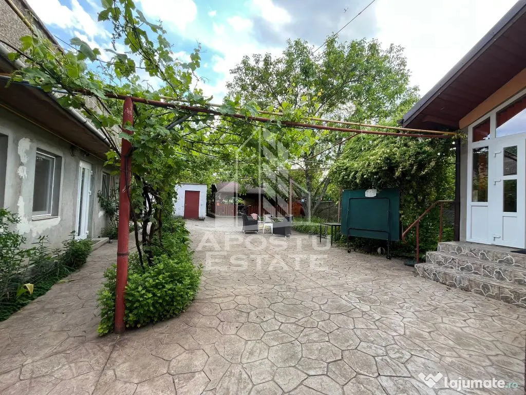 Casa individuala,3 camere, 2 bai, acces auto, garaj,teren...