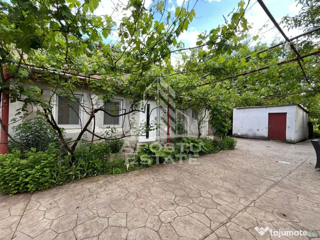 Casa individuala,3 camere, 2 bai, acces auto, garaj,teren...