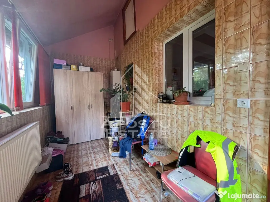 Casa individuala,3 camere, 2 bai, acces auto, garaj,teren...