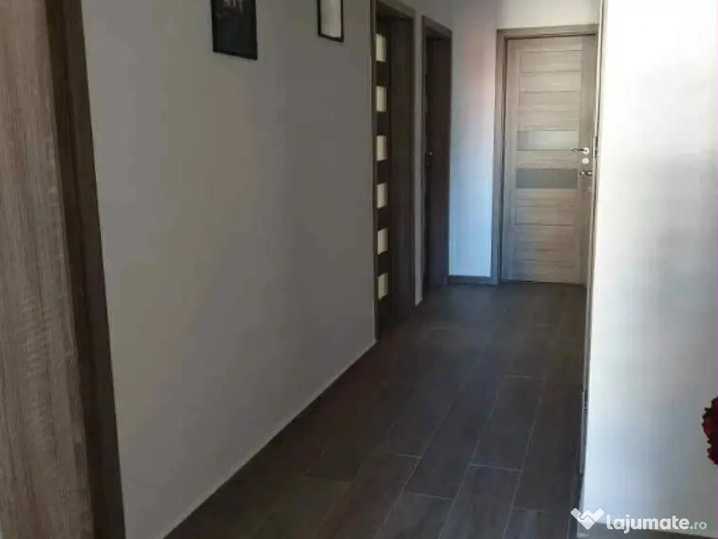 Apartament 3 camere, decomandat - zona Tractorul.