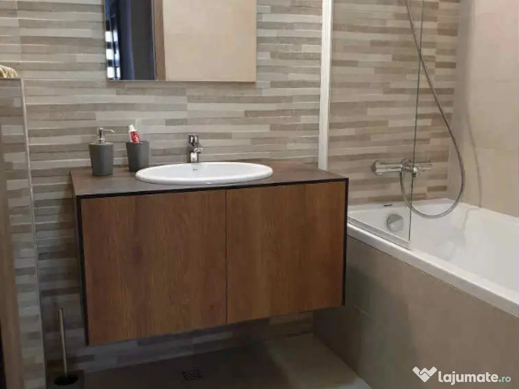 Apartament 3 camere, decomandat - zona Tractorul.