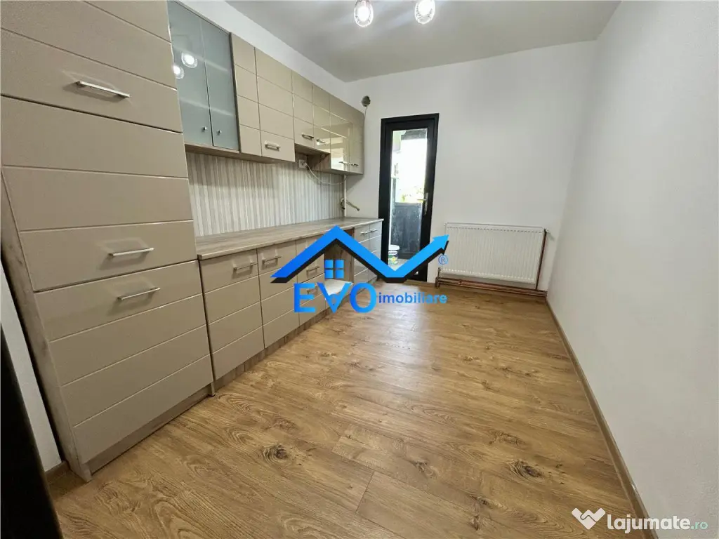 Apartament de cu 3 camere, decomandat, etaj intermediar, Da 