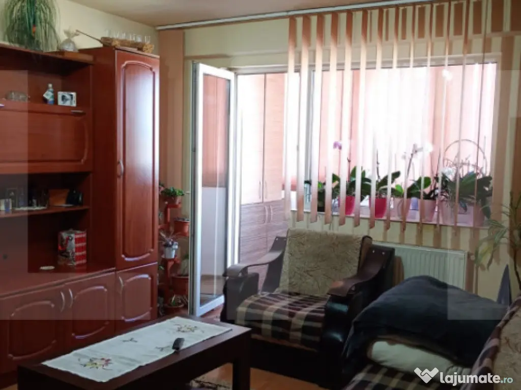Apartament de vanzare, cu 3 camere, decomandat, 65 mp, carti