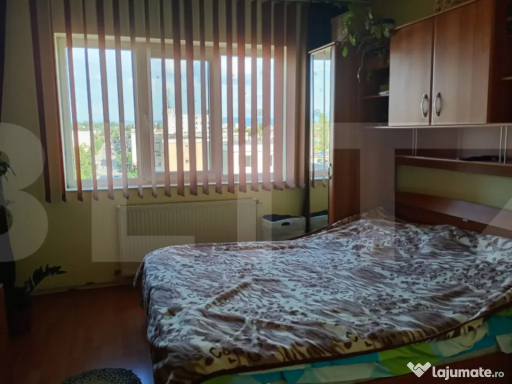 Apartament de vanzare, cu 3 camere, decomandat, 65 mp, carti