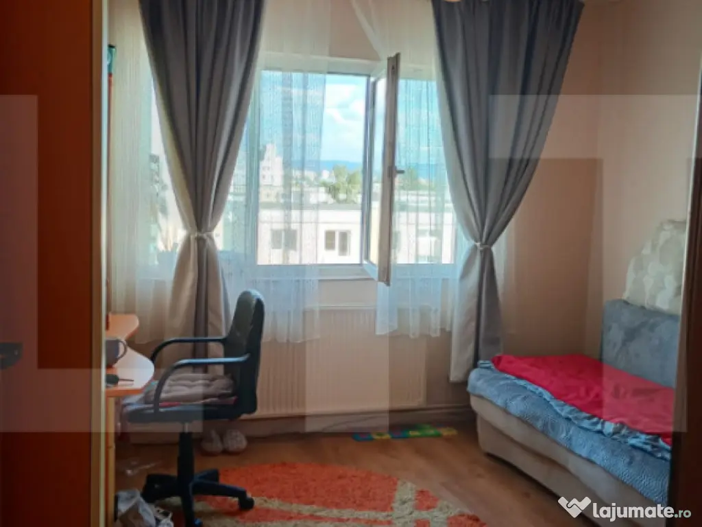 Apartament de vanzare, cu 3 camere, decomandat, 65 mp, carti