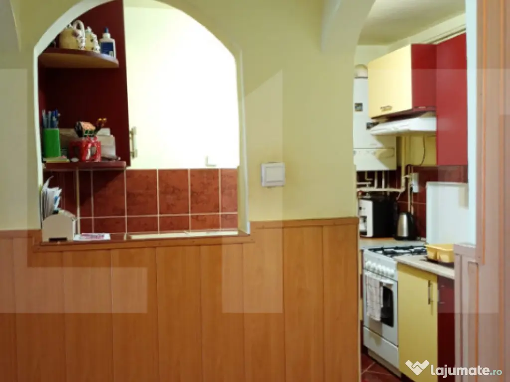 Apartament de vanzare, cu 3 camere, decomandat, 65 mp, carti