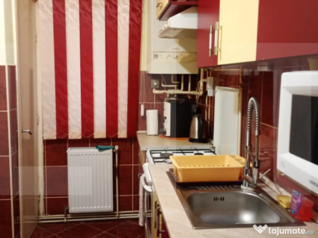 Apartament de vanzare, cu 3 camere, decomandat, 65 mp, carti