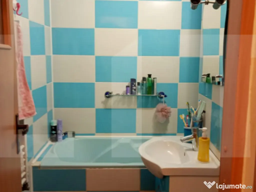 Apartament de vanzare, cu 3 camere, decomandat, 65 mp, carti