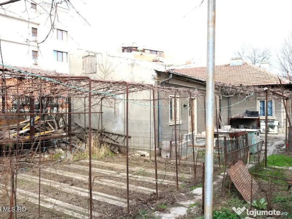 Gara - Spitalul CFR - Str. Scolii, casa din caramida, ter...