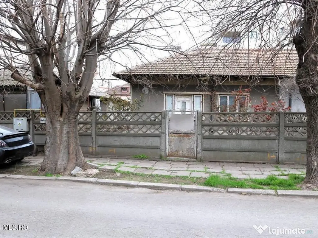 Gara - Spitalul CFR - Str. Scolii, casa din caramida, ter...