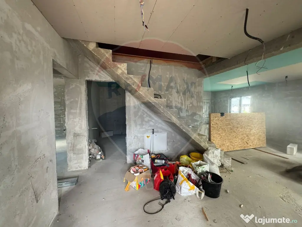 Casă / Vilă cu 3 camere în Câmpineanca