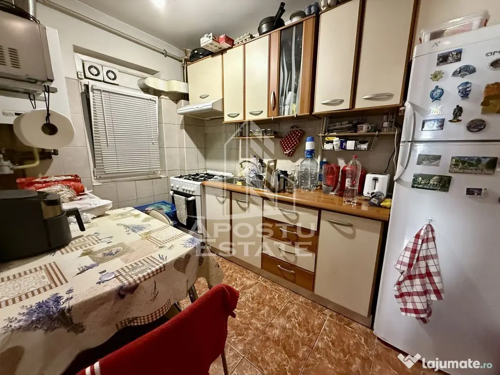 Apartament cu 3 camere, etajul 1, centrala proprie, zona ... 
