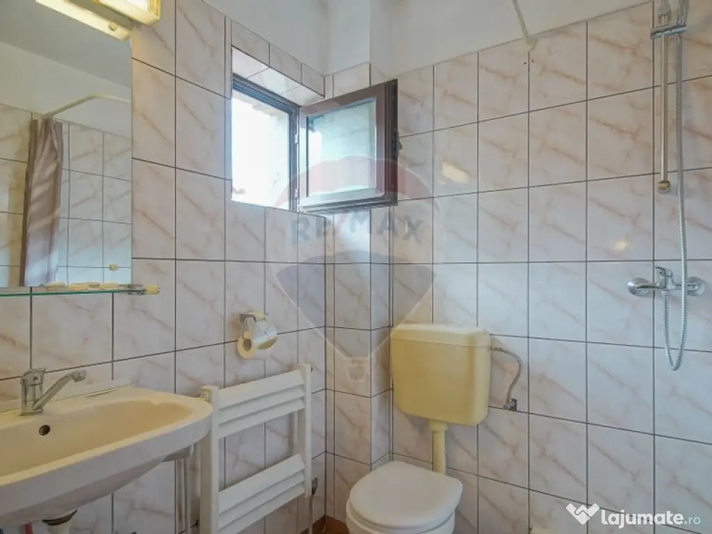 Comision 0 %! Pensiune cu 12 camere de vânzare, str. De ... 