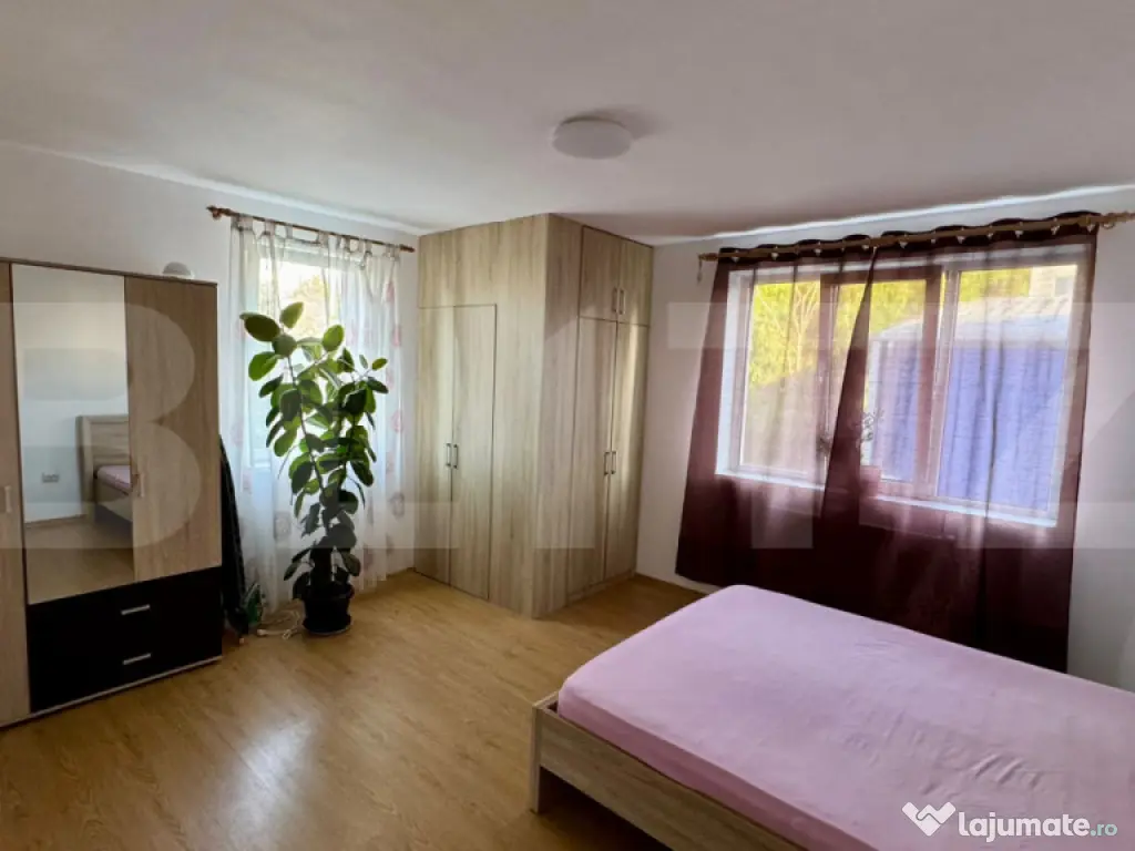 Apartament de vanzare, 3 camere, parcare, zona Vivo