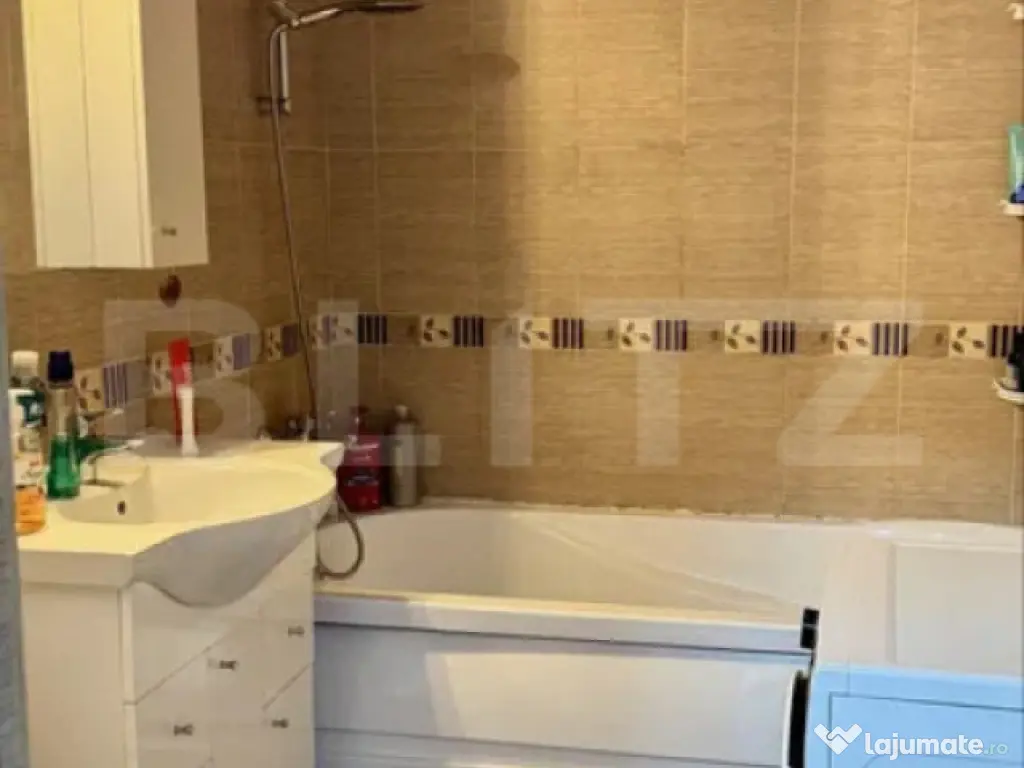 Apartament de vanzare, 3 camere, parcare, zona Vivo