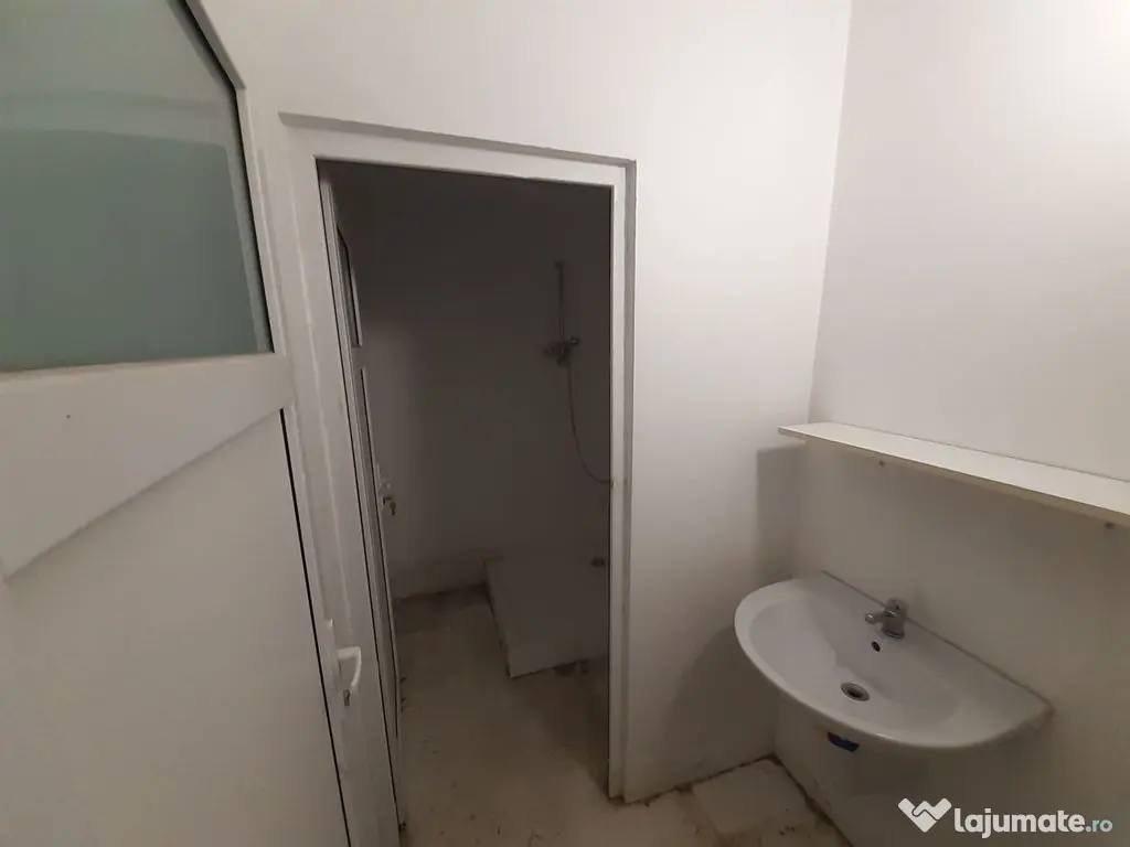 Hala 1336mp, in Pipera, in apropiere de giratoriu 