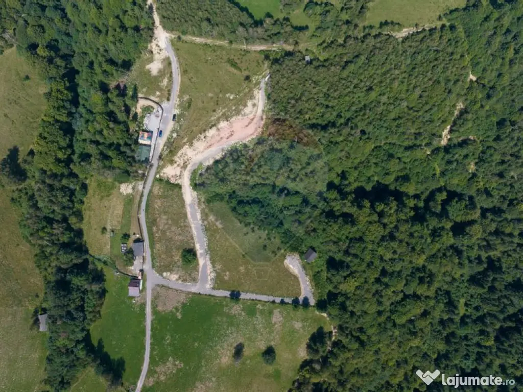 Teren Panoramic in Bran – Vedere spre Bucegi & Piatra C...