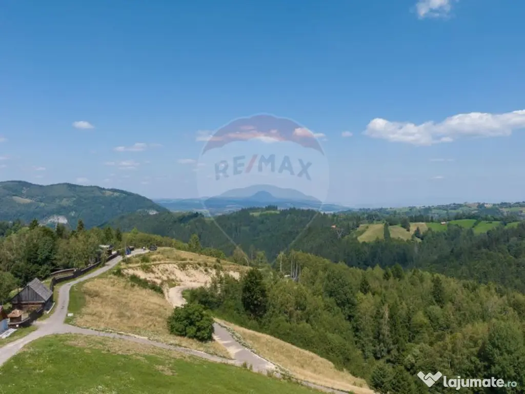 Teren Panoramic in Bran – Vedere spre Bucegi & Piatra C...