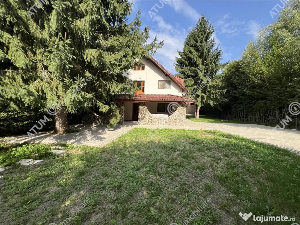 Cabana cu 7 camere 7 bai si teren 1000 mp in Avrig zona Mlac