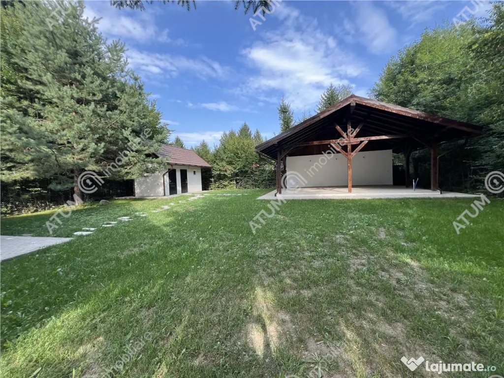 Cabana cu 7 camere 7 bai si teren 1000 mp in Avrig zona Mlac
